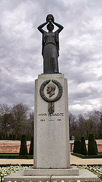 250px-Monumento Jacinto Benavente.jpg