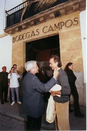 Serrat en la puerta de Bodegas Campos.jpg